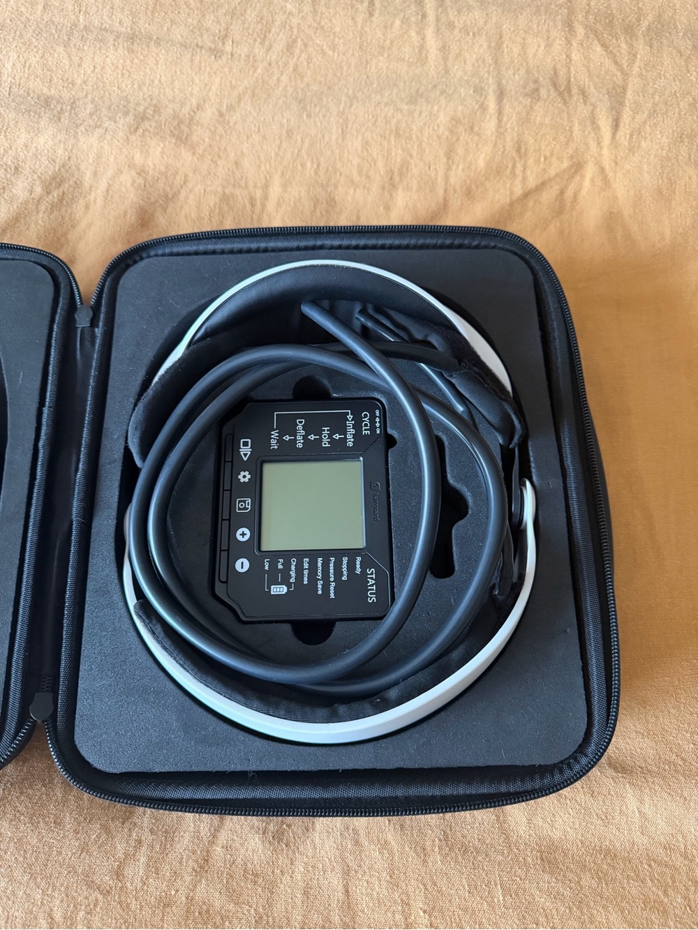 Growband Pro Headband Neurostimulation Device in Black and White - Picture 4 of 6